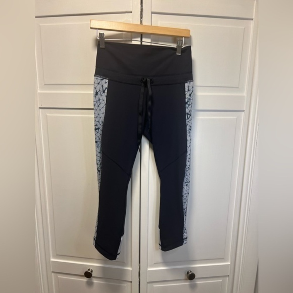 Lululemon Retreat 7/8 Leggings Size Women’s 8 Color Navy And Silver